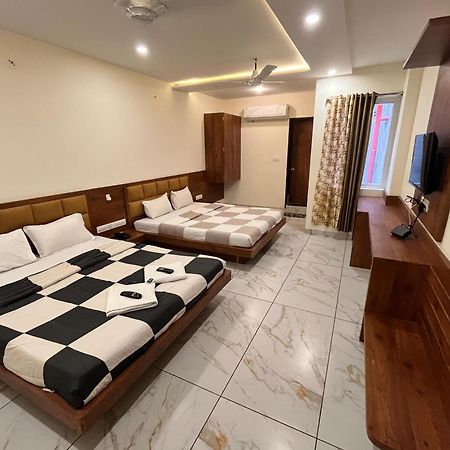 Hotel Prakasham Ujjain Bagian luar foto