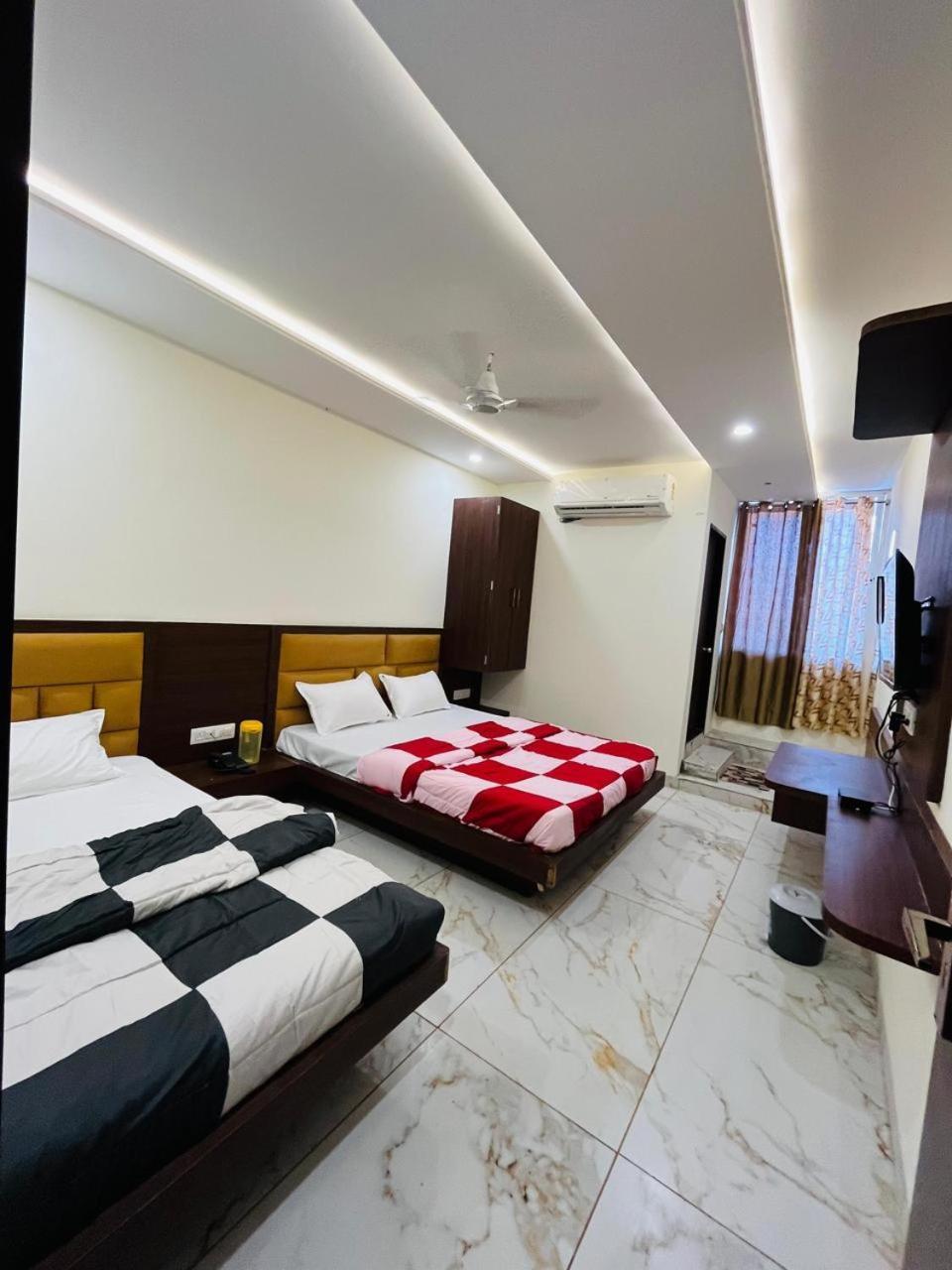 Hotel Prakasham Ujjain Bagian luar foto