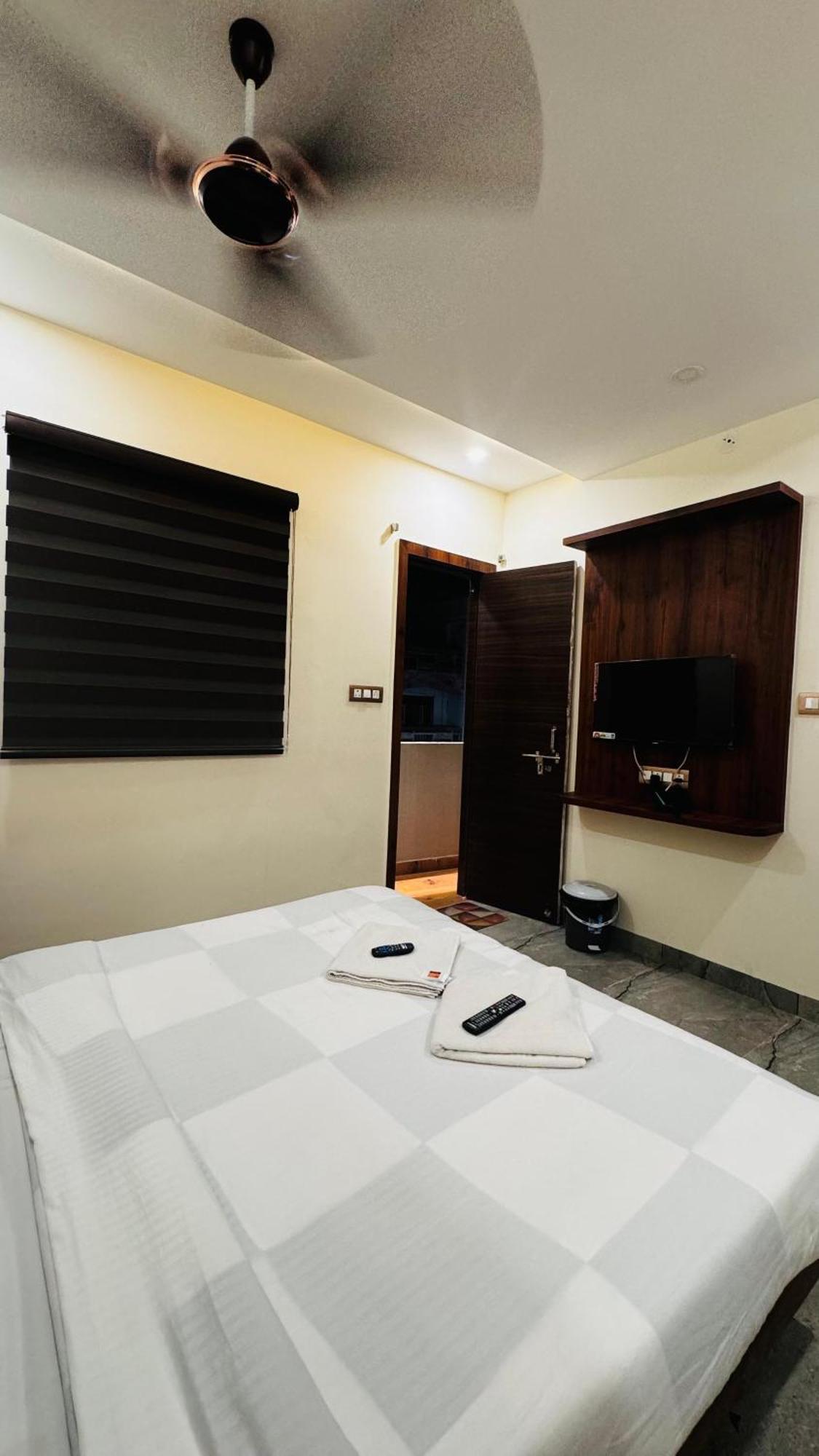 Hotel Prakasham Ujjain Bagian luar foto
