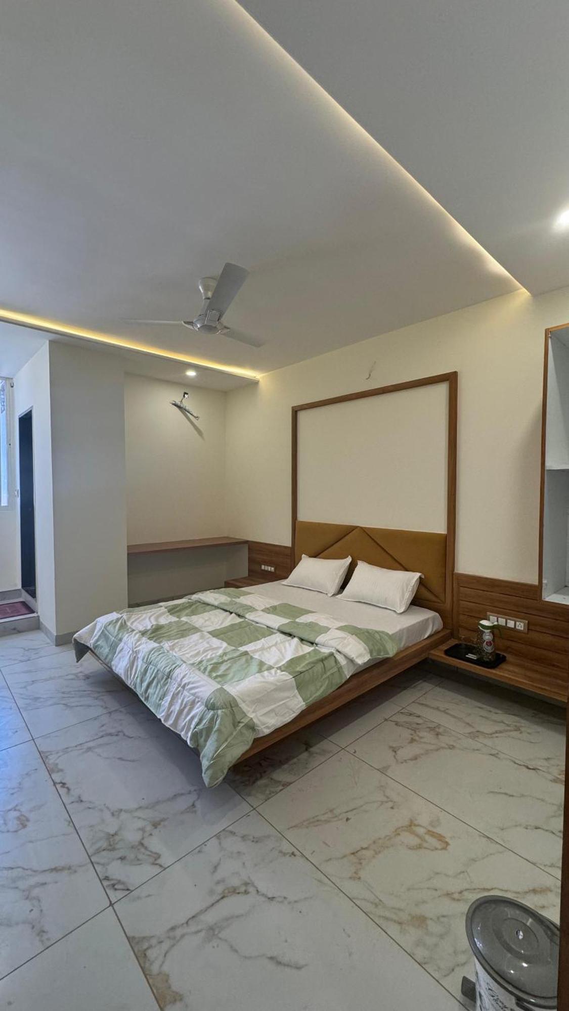 Hotel Prakasham Ujjain Bagian luar foto