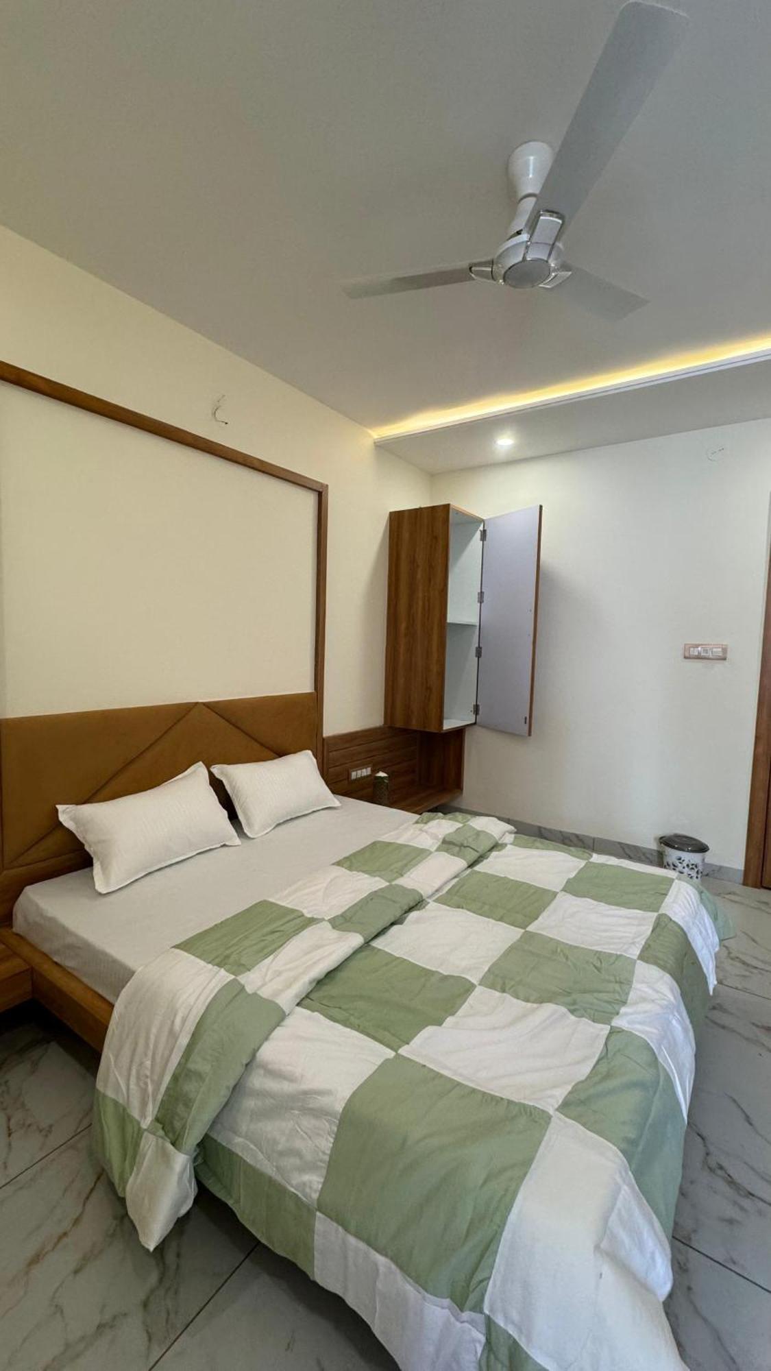 Hotel Prakasham Ujjain Bagian luar foto